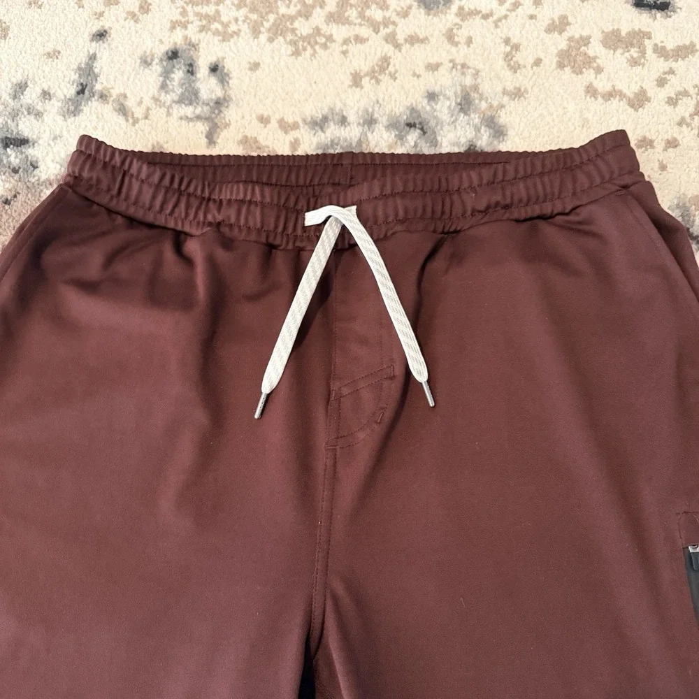 Vuori Sunday Performance Jogger Mens Medium Clove Zip Pockets Athletic Pants